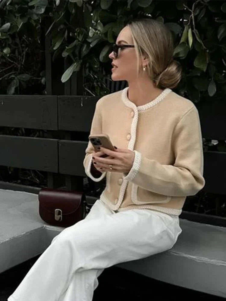 Veste femme beige courte en tweed avec boutons, adaptée pour des tenues décontractées et élégantes.