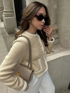 Veste femme beige courte en tweed avec boutons et design classique.