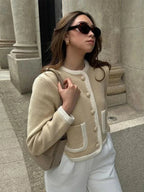 Veste femme beige courte en tweed avec boutons, design classique et polyvalent.