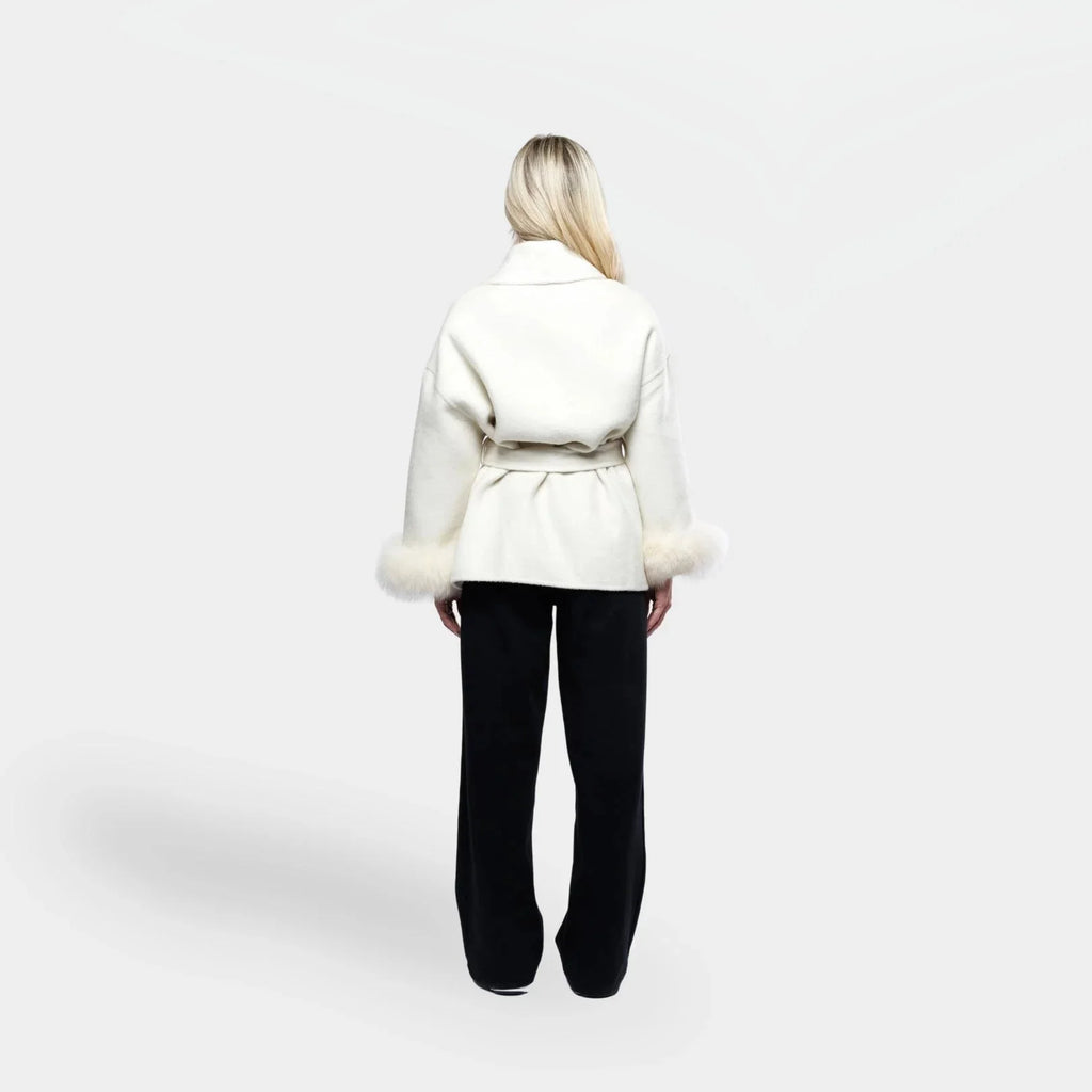 Weißes, tailliertes Damen-Sakko mit abnehmbaren, synthetischen Pelzmänteln für einen eleganten Look und Komfort.