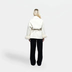 Weißes, tailliertes Damen-Sakko mit abnehmbaren, synthetischen Pelzmänteln für einen eleganten Look und Komfort.