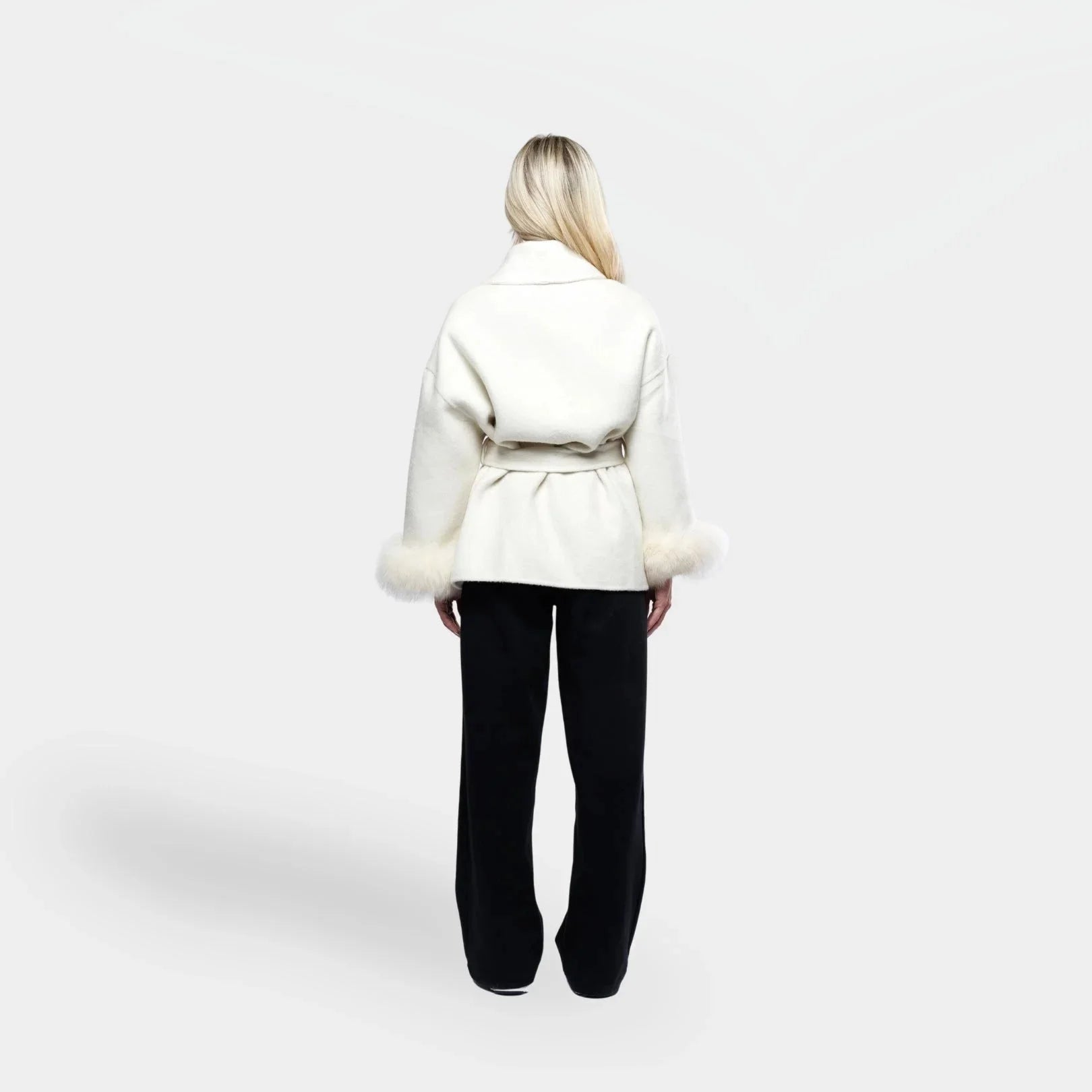 Weißes, tailliertes Damen-Sakko mit abnehmbaren, synthetischen Pelzmänteln für einen eleganten Look und Komfort.