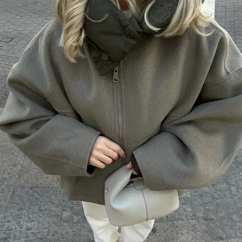 Veste femme à capuche blanche, rembourrée, avec poches latérales et fermeture éclair intégrale.