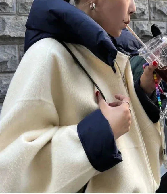 Veste femme à capuche, rembourrage épais, en bleu marine, conçue pour le confort lors des activités en extérieur.