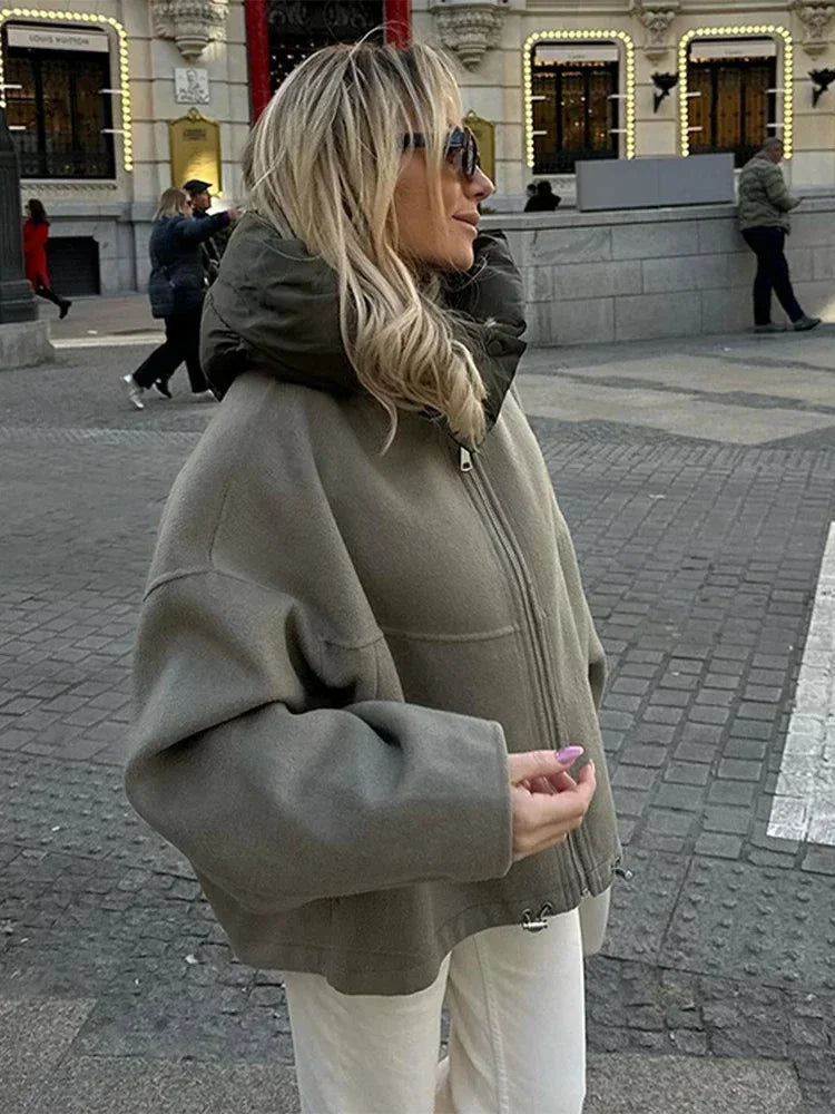 Veste femme à capuche, rembourrage épais, en matériau résistant, adaptée pour les journées froides et les activités…