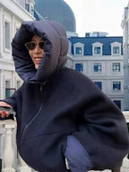 Veste femme à capuche, rembourrage épais, en matériau résistant, avec fermeture éclair, couleur bleu marine.