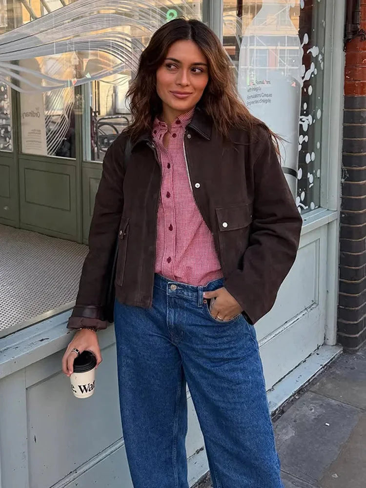 Veste femme kaki avec col contrastant, poches avant et coupe élégante.