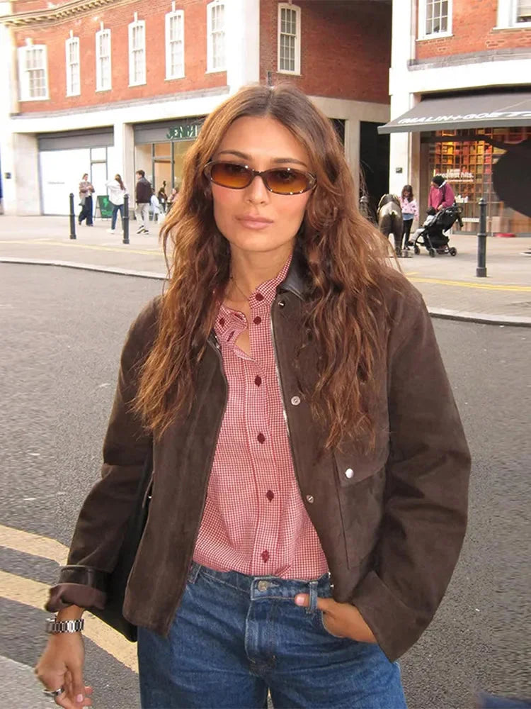 Veste femme avec col contrastant, poches avant et en matériau léger.