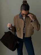 Veste femme kaki avec col contrastant, poches avant et coupe élégante.