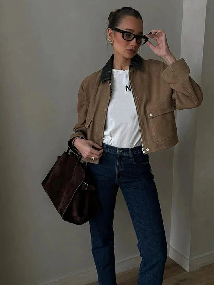 Veste femme marron avec col contrastant, poches avant et design élégant pour le quotidien.