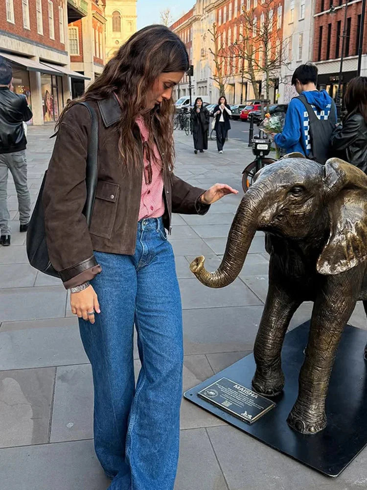 Veste femme avec col contrastant, poches avant et coupe moderne.