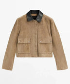 Veste femme kaki avec col contrastant et poches avant, en tissu doux, adaptée pour un usage quotidien.