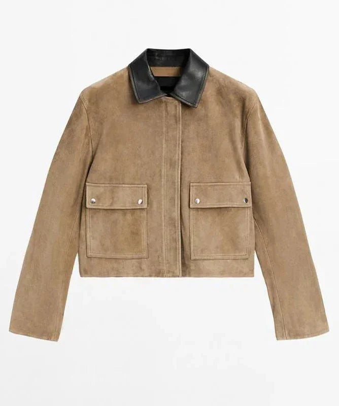 Veste femme kaki avec col contrastant et poches avant, en tissu doux, adaptée pour un usage quotidien.