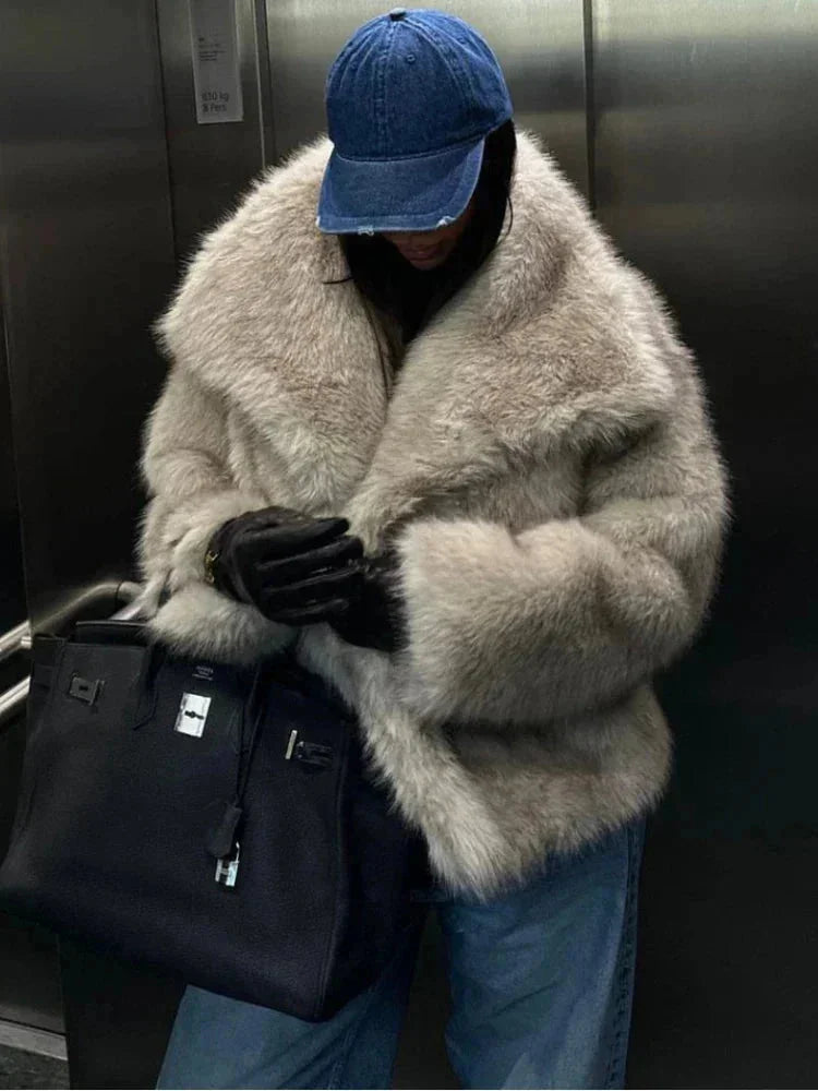 Veste femme marron en tissu doux, avec texture structurée et col large, adaptée pour des tenues élégantes.