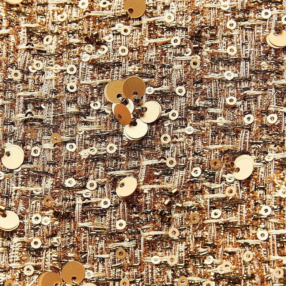 Veste femme à paillettes, coupe ajustée et design polyvalent, adaptée pour des occasions spéciales.