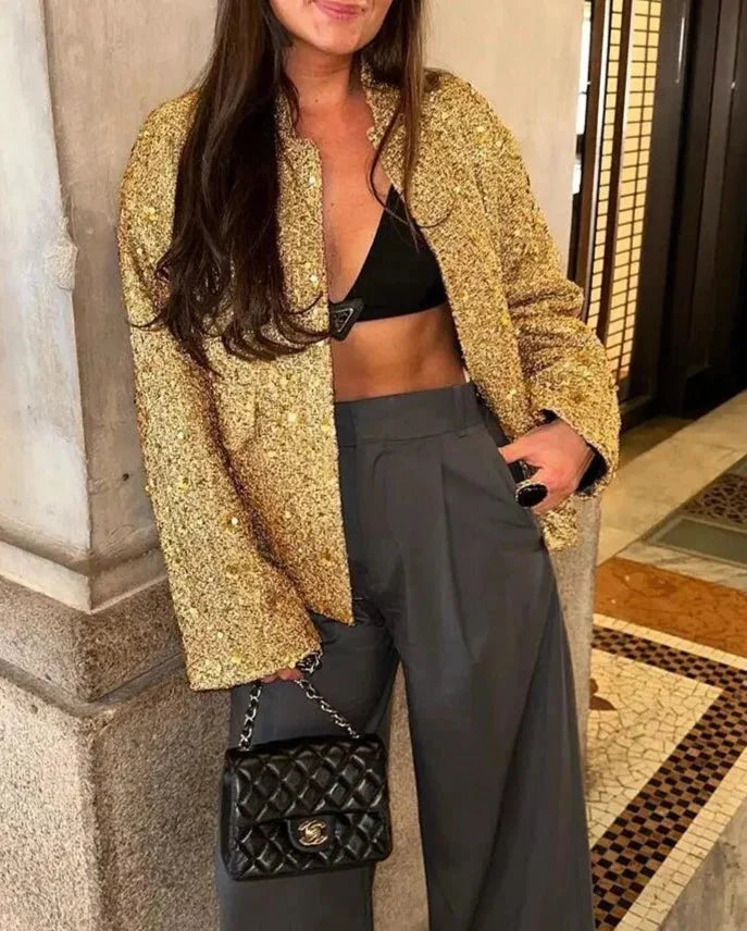 Veste femme noire à paillettes, coupe ajustée et tissu doux, adaptée pour des occasions spéciales.