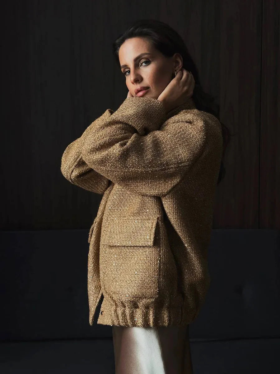 Veste femme à paillettes, coupe cintrée, tissu léger, idéale pour les occasions festives.