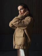 Veste femme à paillettes, coupe cintrée, tissu léger, idéale pour les occasions festives.