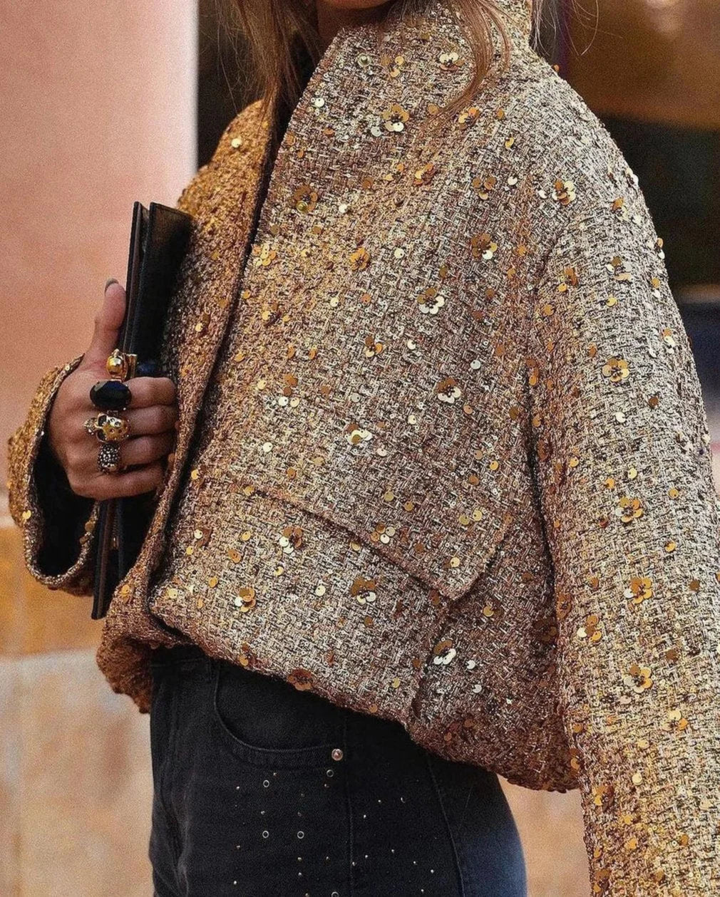 Veste femme dorée à paillettes, coupe élégante, manches longues, adaptée pour des occasions festives.