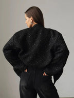 Veste femme en tissu satiné avec paillettes, coupe élégante et cintrée.