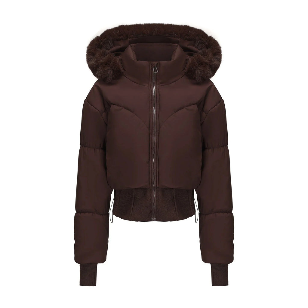 Doudoune courte noire pour femme, avec capuche amovible et design contemporain en matériau résistant.