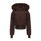 Moderne kurze Damenjacke mit abnehmbarer Kapuze, aus strapazierfähigem Material und im zeitgemäßen Schnitt.