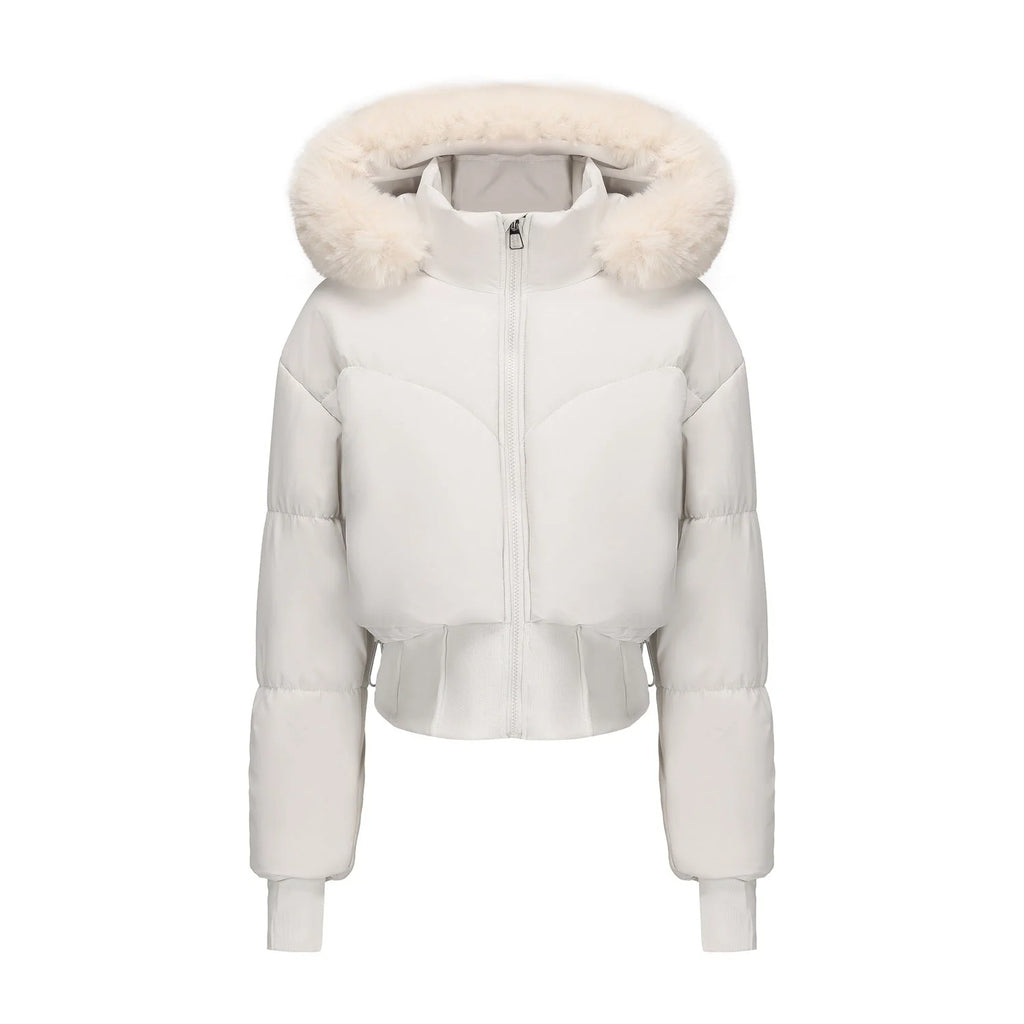 Doudoune courte noire pour femme, avec capuche amovible, poches fonctionnelles et design moderne.