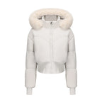 Kurze Damenjacke mit abnehmbarer Kapuze, aus strapazierfähigem Material, modernes Design und funktionale Taschen.