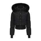 Moderne kurze Damenjacke mit abnehmbarer Kapuze, aus leichtem Material, ideal für Frühjahr und herbstliche Temperaturen.