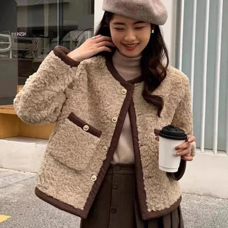 Veste femme courte en tissu peluche beige avec coutures élégantes et fermeture éclair. Parfaite pour les journées fraîches.