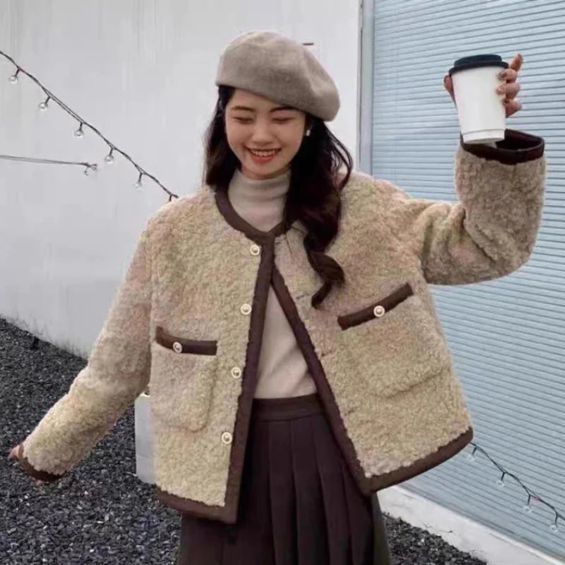 Veste femme courte en tissu peluche beige, avec poches pratiques et coupe moderne pour le quotidien.