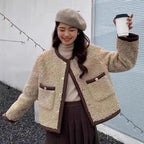 Veste femme courte en tissu peluche beige, avec poches pratiques et coupe moderne pour le quotidien.