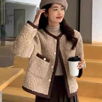 Veste femme courte en tissu peluche doux beige, avec un design simple et confortable pour un usage quotidien.