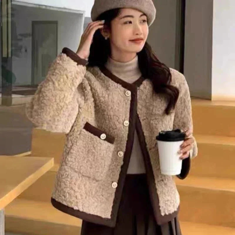 Veste femme courte en tissu peluche doux beige, avec un design simple et confortable pour un usage quotidien.