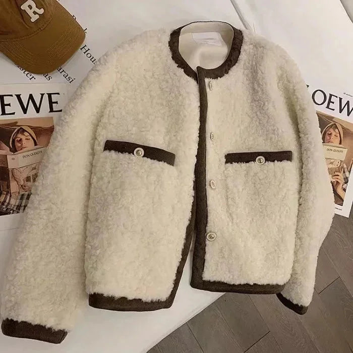 Veste femme courte en tissu peluche doux, couleur beige, design simple pour un style quotidien confortable.