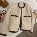 Veste femme courte en tissu peluche doux, couleur beige, design simple pour un style quotidien confortable.