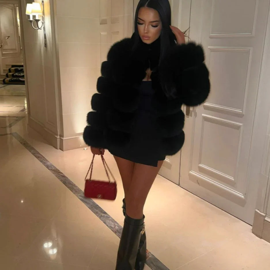 Veste femme en fausse fourrure marron, manches longues, coupe élégante et tissu doux.