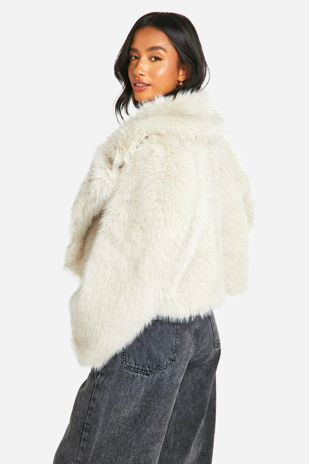 Veste femme en fausse fourrure ivoire, col large, coupe confortable et design tendance.