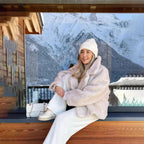 Veste teddy beige pour femme avec col à revers et doublure douce, idéale pour les journées fraîches.