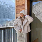 Veste teddy beige pour femme, en fausse fourrure, avec col à revers et coupe classique.