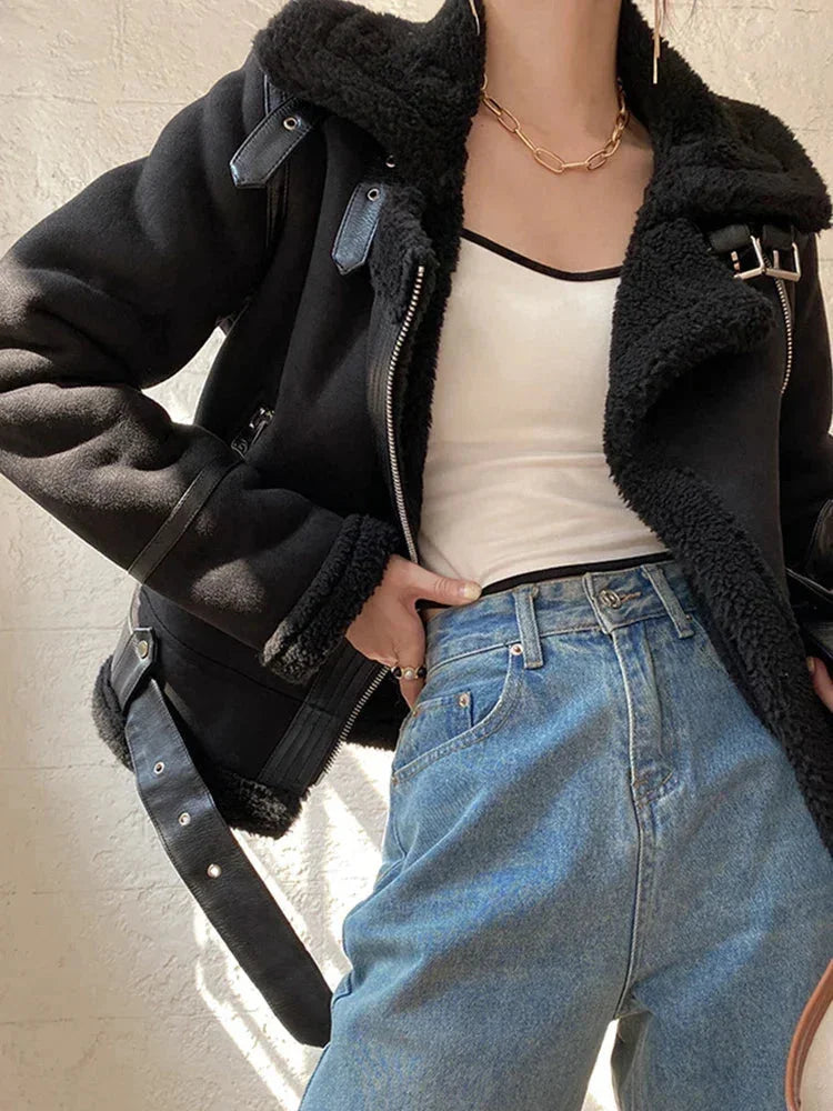 Veste femme en suédine noire avec doublure effet mouton et détails de boutons classiques.