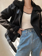 Dunkelbraune Suédine-Veste für Frauen mit weicher, warmer Sheep-Lining-Doublierung und klassischen Knopfdetails.