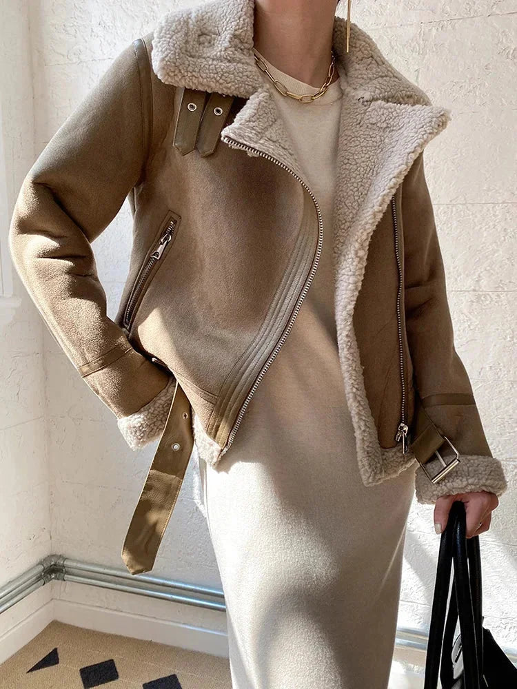Veste femme en suédine beige avec doublure effet mouton, coupe moderne et texture douce, adaptée pour les jours frais.