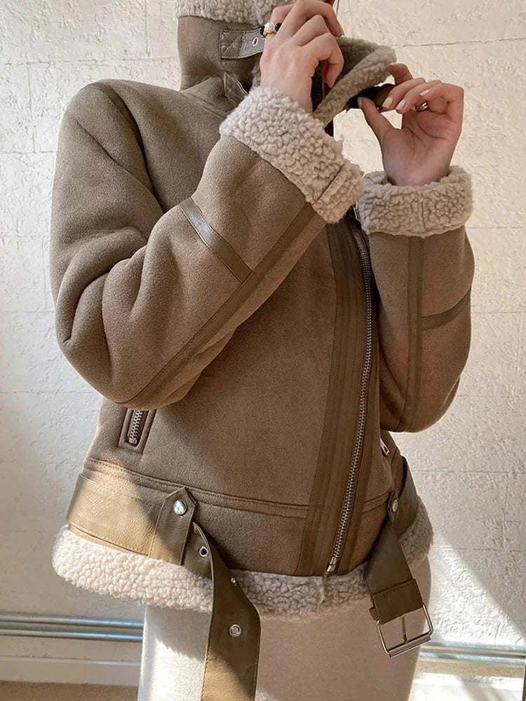 Damen-Weste aus Suédine mit warmer, schafsfellähnlicher Innenauskleidung und seitlichen Eingrifftaschen.