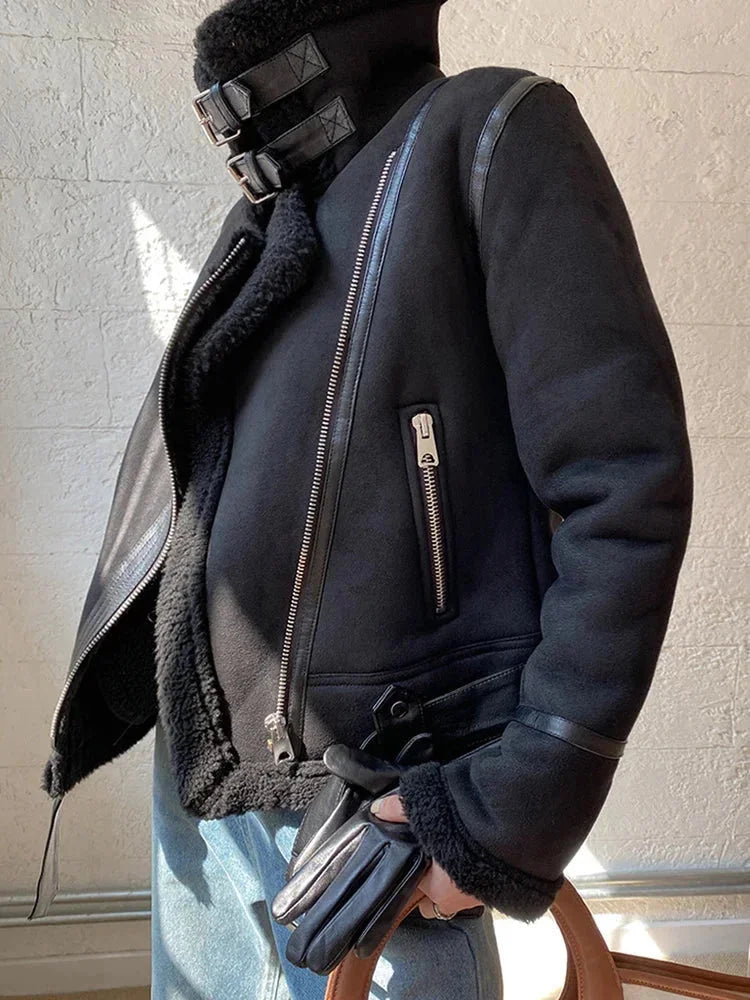 Damen-Wildlederjacke mit schafsfellartiger Fütterung, lässiger Stil und praktischen Taschen, ideal für den Herbst.