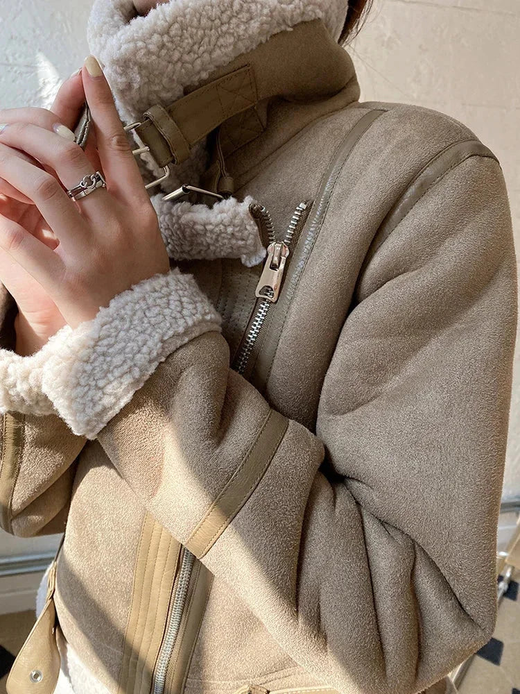 Veste femme en suédine beige avec doublure effet mouton et poches pratiques, parfaite pour les journées fraîches.