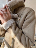 Dunkelblaue Suedine-Jacke für Frauen mit weicher Lammfell-Optik und praktischen Taschen, ideal für kühle Tage.