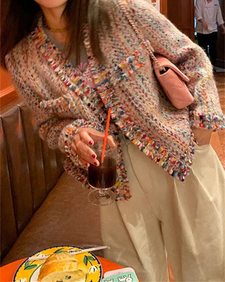 Bunt gemusterte Damenjacke aus Tweed mit fransigen Säumen und einzigartigem, modernem Design.