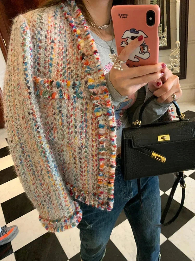 Multicolore Tweedjacke für Damen mit fransigen Kanten und klassischem Schnitt, ideal für lässige Anlässe.