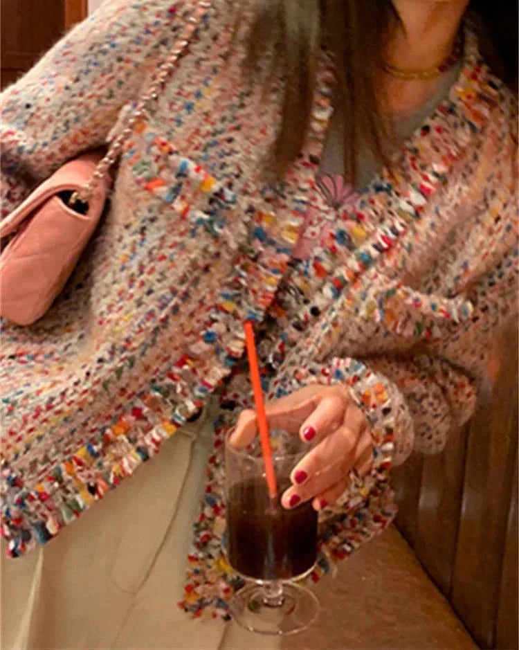 Multicolore Tweedjacke für Damen mit fransigen Kanten, zeitgemäßes Design und lässiger Schnitt für vielfältige…